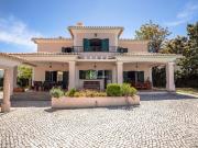 Acolhedora Moradia T6 com Piscina e Vistas Deslumbrantes...