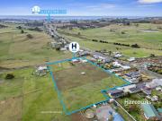4.6 Acre lifestyle property 5 minutes from the CBD!