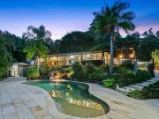 ACREAGE DUAL LIVING JUST MINUTES FROM BURLEIGH BEACH!...