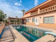 Adéntrese en este chalet de estilo colonial en venta,...