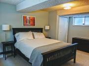 Adorable Inner City 2 bedroom Suite Utilities Included