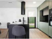 Adosado de obra nueva con solárium, piscina y acabados...