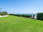 ADOSADO EN PRIMERA LÍNEA DE PLAYA EN ROSARIO – JARDÍN...