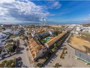 Adosado en urbanización privada con piscina y pista de...