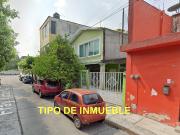 Adquiera casa con todos servicios y bien comunicado....