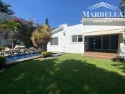 ADQUIERA HERMOSA CASA EN UN NIVEL, CON JARDIN Y ALBERCA...