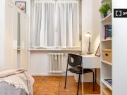 Affittasi stanza in appartamento con 5 camere a...