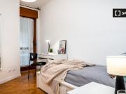 Affittasi stanza in appartamento con 5 camere da letto a...