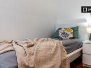 Affittasi stanza in appartamento con 5 camere da letto a...