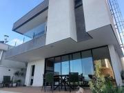 AGORA DE PORTEIRA FECHADA CASA COM 4 SUÍTES NO PORTAL DO SOL