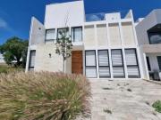 AGRADABLE CASA EN VENTA Ó RENTA EN LA CARTUJA...