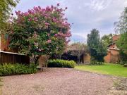 AGRADABLE CASITA CON ARBOLES