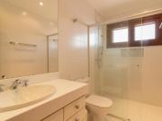 Aconchegante casa em condomínio para venda com 7...