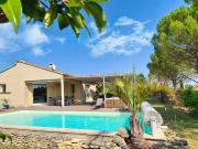 Agréable villa contemporaine avec piscine et garage à 13...