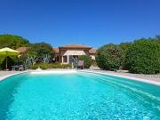 Agreable village avec epicerie, boulangerie, bar tapas,...