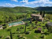 Agriturismo composto da due case, una piscina e un...