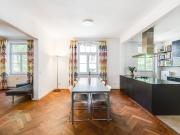 AIGNER – Altbau Charme trifft Ruhe & Raum: Großzügige...