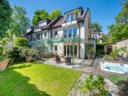 AIGNER Exklusives Reiheneckhaus am Schlosskanal –...