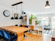 AIGNER Exklusives Townhaus mit kleinem Stadtgarten in...