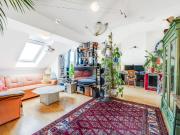 AIGNER Helle Dachgeschosswohnung mit Charme und Sonniger...
