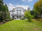 AIGNER Luxuriös und durchdacht: Villa mit Aufzug in...