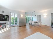 AIGNER Moderne Doppelhaushälfte mit exklusiver...
