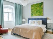 Airy Innere Stadt 2BR w/ Office in Core City Center,...