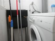 Airy single bedroom in a 7 bedroom flat, near Escola...