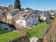 Aktuelle Villa mit Garten und Bergblick, 20 Minuten von...