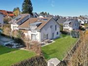 Aktuelle Villa mit Garten und Bergblick, 20 Minuten von...