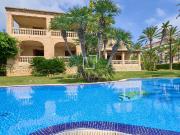 Al entrar en la villa, nos encontramos con un recibidor,...