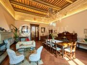 Al primo piano di un palazzo del 1500, nel centro...