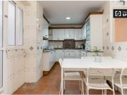 Alegre habitación en alquiler en apartamento de 5...