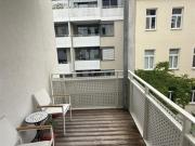 Alles da Moderne und elegante Altbauwohnung mit Balkon...