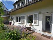 Alleskönner: Familien Zuhause mit Garten & Garage Grenze...