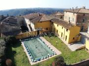 All'interno di un tipico borgo collinare toscano in...