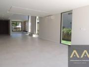 ALPHAVILLE, CASA MODERNA COM 3 SUÍTES, ELEVADOR E PISCINA