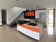 Alquilamos amplio apartamento con 3 garajes en Cerro...