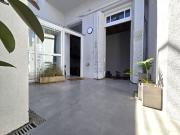 ALQUILER 3 AMBIENTES, PATIO Y TERRAZA, AMOBLADO