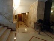 ALQUILER. Amplio departamento de dos ambientes con...