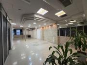 Alquiler amplio local comercial en 1° piso al frente en...
