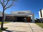 Alquiler Casa 1 año 4 dormitorios, 220m2, con balcón,...