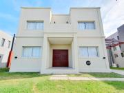 Alquiler Casa 3 dormitorios, 190m2, 2 cocheras, Barrio...