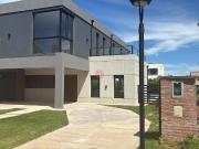 Alquiler Casa 3 dormitorios 1 año, 1 cochera, 189m2,...