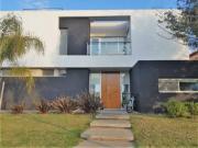 alquiler CASA de SUPER DISEÑO, Pileta Climatizada. Mensual