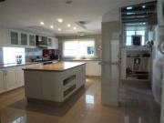 ¡ALQUILER c/muebles, con 4 dormitorios, 200 m2 c/balcón!