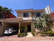 ALQUILER DE CASA CON 5 HABITACIONES EN URBANIZACIÓN...