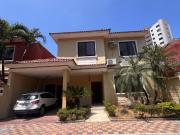 ALQUILER DE CASA CON 5 HABITACIONES EN URBANIZACIÓN...