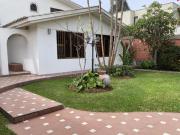 Alquiler de casa con amplio jardin y terraza