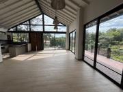 Alquiler de casa moderna en El Retiro con techos a dos aguas Alquiler de casa moderna en El Retiro con techos a dos aguas